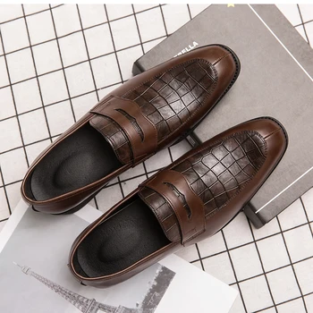 Yeni Erkek Rahat Deri Yuvarlak Kafa Slip-On Erkekler Elbise Ayakkabı 2023 gündelik erkek ayakkabısı Yeni Yumuşak Kauçuk Katı Renkler Pu deri ayakkabı